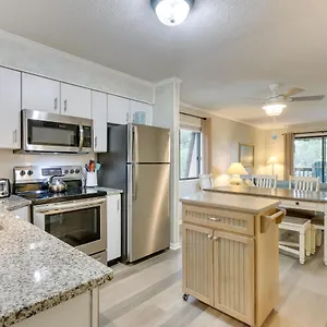 Hilton Head With Balcony And Pool, Walk To Hilton Head Island
